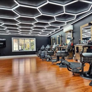 Lumină LED Hexagonală Barber Shop 14 Module + Rama 484x243 cm – Iluminare Modernă Barber Shop / Salon Frizerie 672W - Img 7