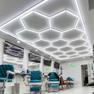 Lumină LED Hexagonală Barber Shop 14 Module + Rama 484x243 cm – Iluminare Modernă Barber Shop / Salon Frizerie 672W - Img 4