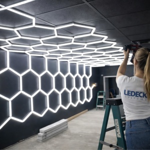 Lumină LED Hexagonală Modulară Custom – Sistem Extensibil Honeycomb pentru Spații Profesionale