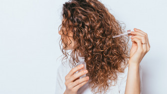 Avantajele serului de păr față de uleiul de păr: Ghidul esențial pentru îngrijirea părului