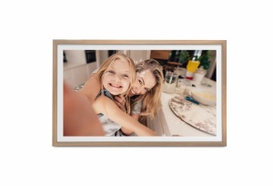 Ramă Foto Digitală GIGANT pentru perete tip tablou, Wi-Fi, Denver PFF-3263LW, Ecran Tactil 31.5" Full HD IPS, Design din Lemn Deschis, Software Frameo, 32 GB Stocare, Suport VESA100, Light Wood - Img 6