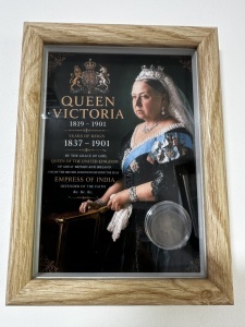 Tablou elegant, dimensiuni 14.8 x 19.8 cm, ce conține o monedă autentică din perioada reginei Queen Victoria (1837–1901), prezentată într-un design artistic inspirat din epoca victoriană britanică.