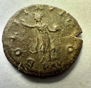 Tablou elegant, dimensiuni 14.8 x 19.8 cm, ce conține o monedă autentică din timpul împăratului roman GALLIENUS ( 253-268 ) prezentată într-un design artistic inspirat din stilul roman antic. - Img 3