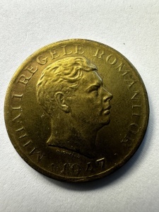 Tablou elegant, dimensiuni 14.8 x 19.8 cm, ce conține o monedă autentică de 10.000 Lei, emisă în anul 1947, din perioada domniei Regelui Mihai I al României (1940–1947). - Img 2
