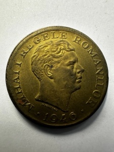 Tablou elegant, dimensiuni 14.8 x 19.8 cm, ce conține o monedă autentică de 2000 Lei emisă în anul 1946, în timpul domniei Regelui Mihai I al României (1940–1947). - Img 5