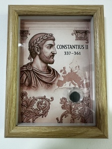 Tablou elegant, dimensiuni 14.8x 19.8 cm, ce conține o monedă autentică din timpul împăratului roman CONSTANTIUS II ( 337-361 ) prezentată într-un design artistic inspirat din stilul roman antic. - Img 1