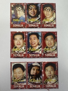 3 blocuri filatelice Somalia – Astronauți chinezi (2010). Fiecare bloc conține 3 timbre cu valoarea nominală de 2500 So. Sh.