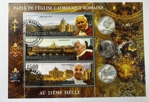 Bloc filatelic – Papii Bisericii Catolice Romane în secolul XXI – Republica Madagascar 2014 - Img 2