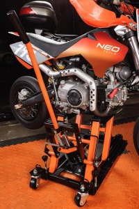 Cric hidraulic mobil pentru quad-uri si motociclete. Capacitate de incarcare 680 kg - Img 12