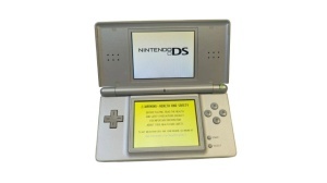 Nintendo DS Lite játékkonzol, USG-001 modell, japán változat, fényes ezüst, szürke, eredeti dobozban, minden tartozékkal együtt, A+ minősítésű, használt - Img 4