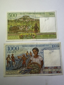 Set Bancnote - Madagascar - 500/1000 Francs ( 100/200 Ariary ) - Img 2