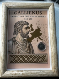 Tablou elegant, dimensiuni 14.8 x 19.8 cm, ce conține o monedă autentică din timpul împăratului roman GALLIENUS ( 253-268 ) prezentată într-un design artistic inspirat din stilul roman antic. - Img 1