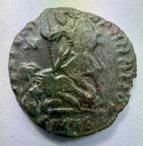 Tablou elegant, dimensiuni 14.8x 19.8 cm, ce conține o monedă autentică din timpul împăratului roman CONSTANTIUS II ( 337-361 ) prezentată într-un design artistic inspirat din stilul roman antic. - Img 3