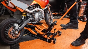 Cric hidraulic mobil pentru quad-uri si motociclete. Capacitate de incarcare 680 kg - Img 9