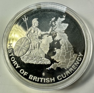 Medalie de colecție – History of British Currency 1954–1970 Medalie comemorativă britanică, cu monedă centrală Six Pence din 1967, placată cu aur - Img 2