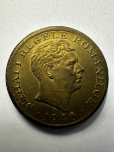 Tablou elegant, dimensiuni 14.8 x 19.8 cm, ce conține o monedă autentică de 2000 Lei emisă în anul 1946, în timpul domniei Regelui Mihai I al României (1940–1947). - Img 2