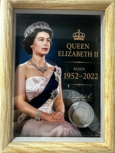 Tablou elegant, dimensiuni 14.8 x 19.8 cm, ce conține o monedă autentică din perioada reginei Queen Elisabeth II .