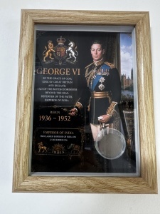 Tablou elegant, dimensiuni 14.8 x 19.8 cm, ce conține o monedă autentică din perioada regelui George VI (1936–1952), prezentată într-un design artistic inspirat din perioada Imperiului Britanic .