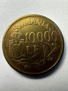 Tablou elegant, dimensiuni 14.8 x 19.8 cm, ce conține o monedă autentică de 10.000 Lei, emisă în anul 1947, din perioada domniei Regelui Mihai I al României (1940–1947). - Img 3