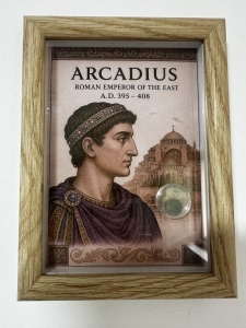 Tablou elegant, dimensiuni 14.8x 19.8 cm, ce conține o monedă autentică din timpul împăratului roman ARCADIUS ( 395-408 ) prezentată într-un design artistic inspirat din stilul roman antic.