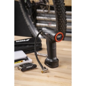 Compresor, pompa aer cu acumulator, incarcare USB-C, max. 10.3 bari, setare presiune, afisaj LCD, adaptori bicicleta, minge, baloane, Dedra - Img 2