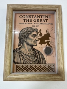 Tablou elegant, dimensiuni 14.8 x 19.8 cm, ce conține o monedă autentică din timpul împăratului roman CONSTANTINE the GREAT ( 306-307 ) , prezentată într-un design artistic inspirat din stilul roman antic.