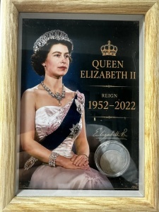 Tablou elegant, dimensiuni 14.8 x 19.8 cm, ce conține o monedă autentică din perioada reginei Queen Elisabeth II . - Img 4