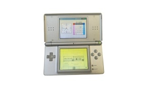 Nintendo DS Lite játékkonzol, USG-001 modell, japán változat, fényes ezüst, szürke, eredeti dobozban, minden tartozékkal együtt, A+ minősítésű, használt - Img 2