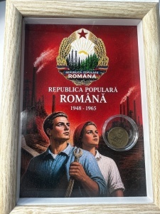 Tablou elegant, dimensiuni 14.8 x 19.8 cm, ce conține o monedă autentică din perioada Republicii Populare Române (1948–1965).