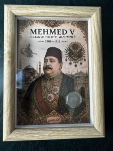Tablou elegant, dimensiuni 14.8 x 19.8 cm, ce conține o monedă autentică otomană de 20 Para, emisă în anul 1327 (1909) în timpul domniei Sultanului Mehmed V (1909–1918).