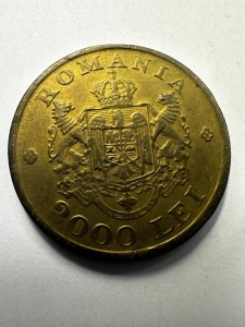 Tablou elegant, dimensiuni 14.8 x 19.8 cm, ce conține o monedă autentică de 2000 Lei emisă în anul 1946, în timpul domniei Regelui Mihai I al României (1940–1947). - Img 3