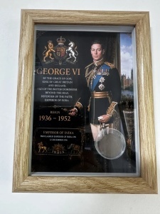 Tablou elegant, dimensiuni 14.8 x 19.8 cm, ce conține o monedă autentică din perioada regelui George VI (1936–1952), prezentată într-un design artistic inspirat din perioada Imperiului Britanic . - Img 3