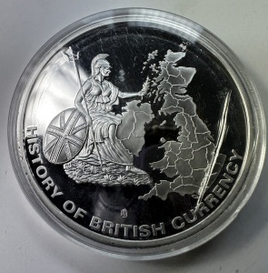 Medalie de colecție – History of British Currency 1954–1970** Medalie comemorativă britanică, cu monedă centrală Half Penny din 1967, placată cu aur - Img 2