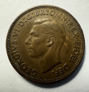 Tablou elegant, dimensiuni 14.8 x 19.8 cm, ce conține o monedă autentică din perioada regelui George VI (1936–1952), prezentată într-un design artistic inspirat din perioada Imperiului Britanic . - Img 2