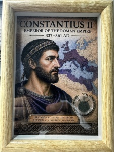 Tablou elegant, dimensiuni 14.8x 19.8 cm, ce conține o monedă autentică din timpul împăratului roman CONSTANTIUS II ( 337-361 ) prezentată într-un design artistic inspirat din stilul roman antic.