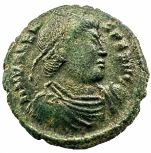 Tablou elegant, dimensiuni 14.8x 19.8 cm, ce conține o monedă autentică din timpul împăratului roman Valens ( 364-378 AD ) prezentată într-un design artistic inspirat din stilul roman antic. - Img 2