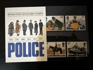 👮♂️ UK 1979 – Set complet timbre „POLICE” + Folder original – Royal Mail