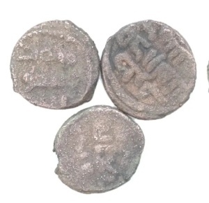3 X monede medievale din cupru, cu inscripții arabe și simboluri specifice emisiunilor islamice. După aspect, piesele sunt posibil atribuite Hoardei de Aur, aproximativ din perioada secolelor XIII–XIV. - Img 4