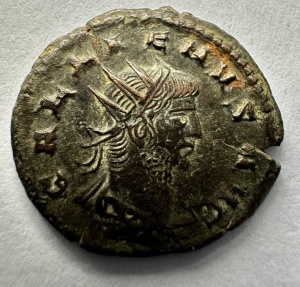 Tablou elegant, dimensiuni 14.8 x 19.8 cm, ce conține o monedă autentică din timpul împăratului roman GALLIENUS ( 253-268 ) prezentată într-un design artistic inspirat din stilul roman antic. - Img 2