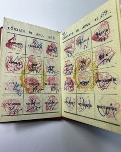 Carnet de membru al Uniunii Generale a Sindicatelor din România (UGSR), datat pe copertă 1967. - Img 2