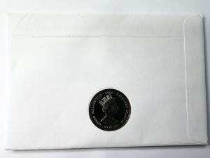 Falkland Islands 50 Pence 2001 – Plic FDC „Her Majesty The Queen’s Golden Jubilee” cu monedă comemorativă și timbru prima zi (Isle of Man) - Img 2