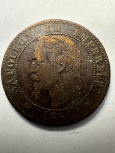 Tablou elegant, dimensiuni 14.8 x 19.8 cm, ce conține o monedă autentică franceză de 2 Centimes, emisă în anul 1861 în timpul domniei împăratului Napoleon III (1852–1870). - Img 2