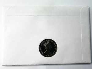 Falkland Islands 50 Pence 2001 – Plic FDC „Her Majesty The Queen’s Golden Jubilee” cu monedă comemorativă și timbru prima zi (Isle of Man) - Img 4