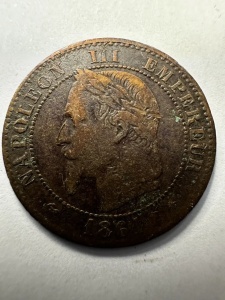 Tablou elegant, dimensiuni 14.8 x 19.8 cm, ce conține o monedă autentică franceză de 2 Centimes, emisă în anul 1861 în timpul domniei împăratului Napoleon III (1852–1870). - Img 4