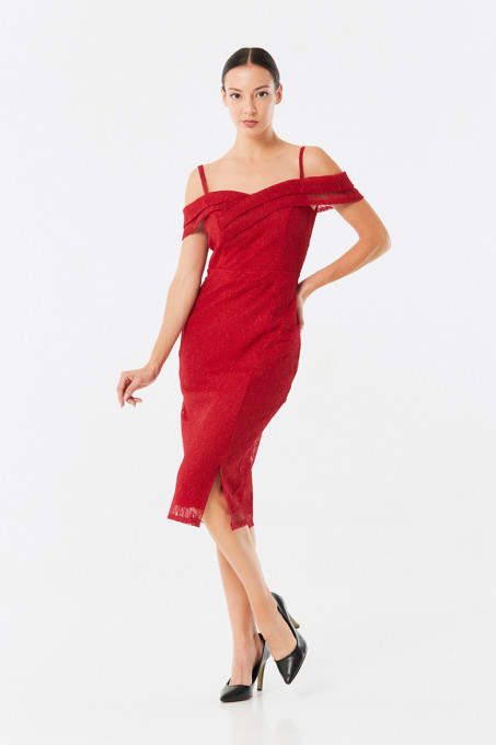 Rochie de seara din dantela cu reflexe sclipitoare, culoarea rosie , despicata scurt lateral