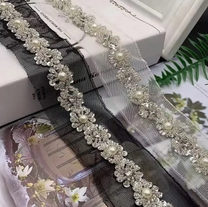 Pasmanterie Flower, Pearls and Strass Band, 5 cm