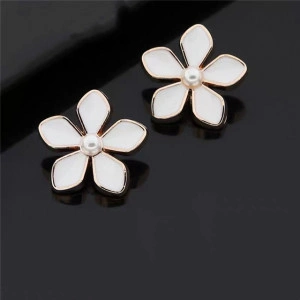 White Flower with Pearl Buttons, 17MM