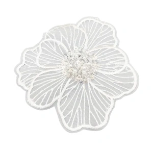 Floare Alba Brodata cu Margele, 13 x 12 cm