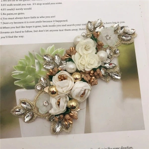 3D Crystal Flowers and Pearls, White