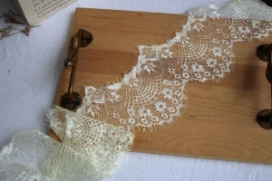 Dantela Fina Chantilly, Crem, 10 cm (3metri/bucata)